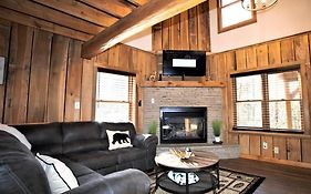 Hideaway Hollow Prime Location King Bed Hottub